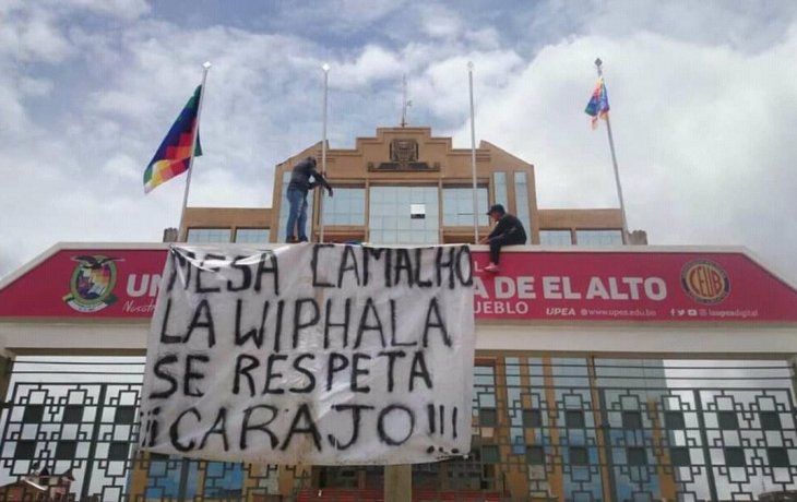 Un grupo de manifestantes repudi&oacute; la quema de la bandera Whipala, s&iacute;mbolo de los pueblos ind&iacute;genas de la cordillera andina, perpetrada por grupos cercanos a los opositores Carlos Mesa y Luis Fernando Camacho.