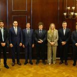 Javier Milei encabezará una reunión con gobernadores en la Casa Rosada. Javier Milei encabezará una reunión con gobernadores en la Casa Rosada.