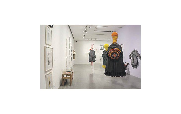ámbito.com | La obra de De Caro es compleja; remite a la moda, al diseño, esculturas blandas, cerámicas de apariencia rudimentaria que no tienen ningún carácter decorativo y dibujos muy elaborados.