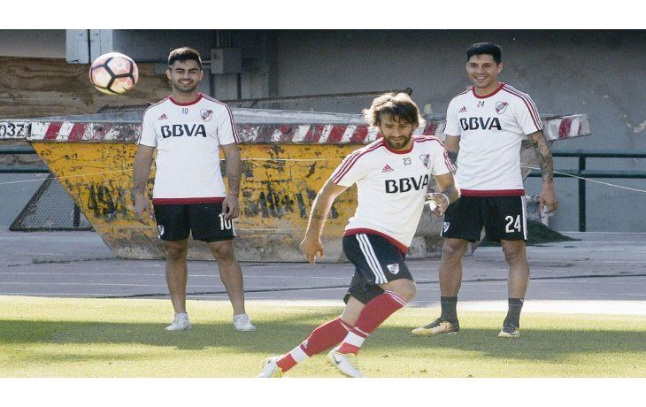 jueguito. El capitán Leonardo Ponzio muestra su habilidad ante la mirada de Gonzalo Martínez y Enzo Pérez. River se juega todo el jueves.
