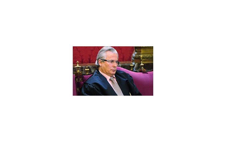 El juez español Baltazar Garzón en el banquillo de los acusados.