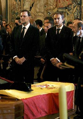 El Jefe de Gobierno español, José Luis Rodríguez Zapatero, y el líder de la oposición, Mariano Rajoy, participaron de los funerales.