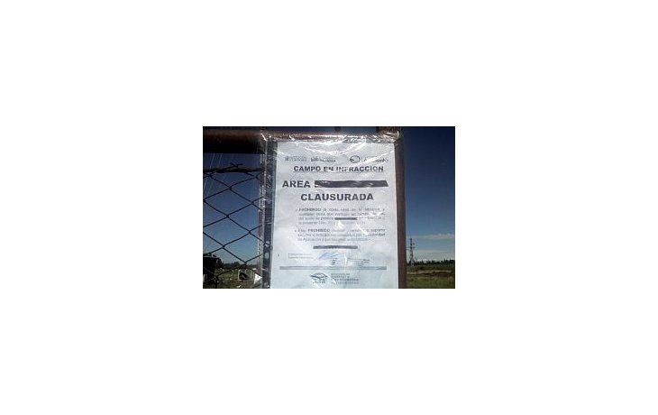 En la puerta del predio donde se levantó la antena, se colocaron fajas de clausura con carteles que esgrimen la leyenda: Campo en infracción. Área clausurada.