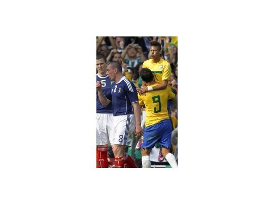 Neymar festeja un gol junto a un compañero.