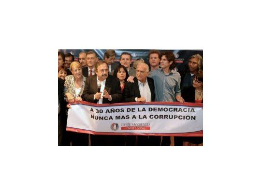 El Frente Progresista Cívico y Social, con sus primeros candidatos a diputado nacional Margarita Stolbizer, Y Ricardo Alfonsín, presentan un proyecto de ley para decirle nunca más a la corrupción,en el porteño Apart Hotel Congreso.