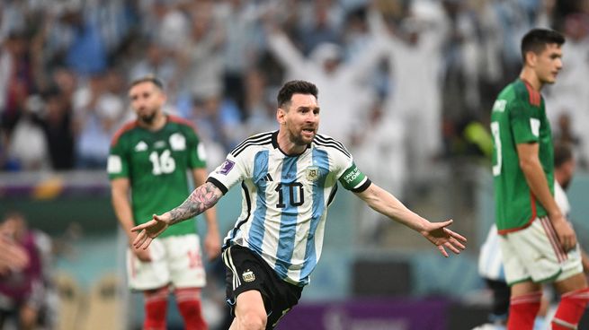 Messi convirtió el primer gol de Argentina con un formidable disparo desde afuera del área.