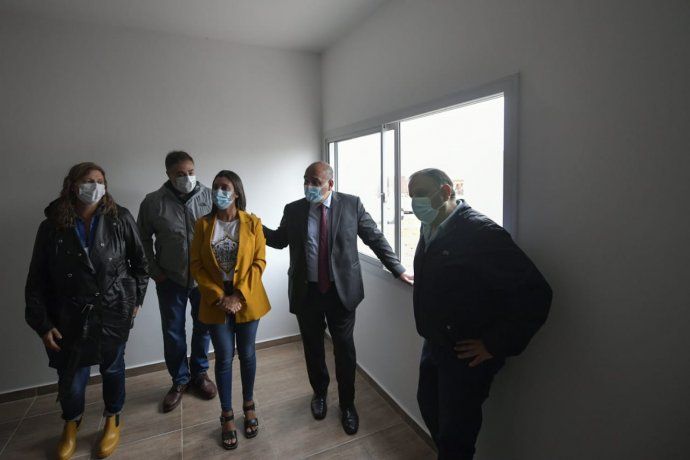 Juan Manzur viajó a La Rioja para supervisar obras viales y de viviendas.