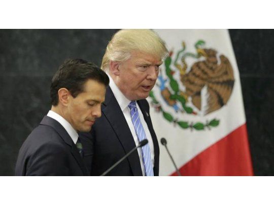 A finales de agosto, Peña Nieto recibió sorpresivamente a Trump en la residencia presidencial de Los Pinos, lo que desató una oleada de críticas por el discurso antiimigrante del republicano y porque durante la campaña tildó a los mexicanos de criminales y dijo que hará construir un muro fronterizo pagado por México.