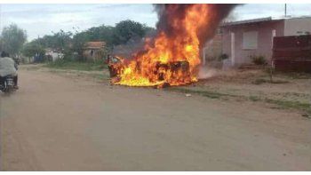 Los vecinos reaccionaron incendiado un auto que se encontraba en la zona.