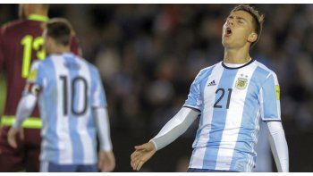 Dybala se lamenta por una ocasión perdida. Atrás suyo, de espaldas e inconexo se encuentra Messi. La sociedad que más esperanzaba a la Selección parece desvanecerse antes de nacer.