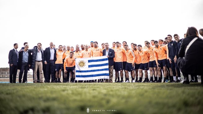 Todo el plantel de la selección uruguaya junto a Orsi y las autoridades de la AUF, inmortalizando la despedida antes del debut del 15 de junio.