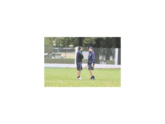 Juan Román Riquelme y Julio César Falcioni conversan en el entrenamiento de Boca. El estratega no participó de la práctica de fútbol.