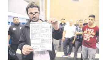 Reclamo. Cooperativistas protestaron el lunes en una distribuidora.