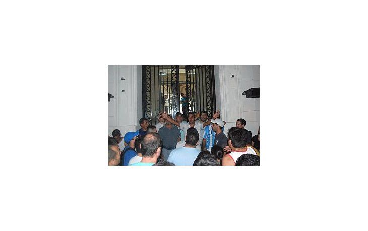 El grupo de policías que llevó adelante la negociación con El acuerdo con los policías pamepeanos llegó en medio de aplausos, bombas de estruendos y abrazos. (foto: gentileza Diario de La Pampa)