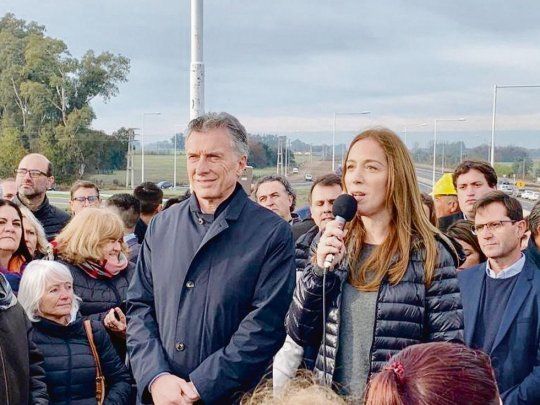 campaña. María Eugenia Vidal, junto a Mauricio Macri y el candidato a intendente de Giles, Eugenio Lacanette, en la inauguración de un nuevo tramo de la Ruta 7. Esto es real, no es sarasa, aseguró el jefe de Estado.
