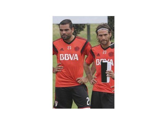 Mercado y Ponzio, dos que pueden volver, escuchan las indicaciones de Gallardo.