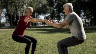 La mejor manera para prevenir las caídas es con un entrenamiento de fuerza y equilibrio. La mejor manera para prevenir las caídas es con un entrenamiento de fuerza y equilibrio.