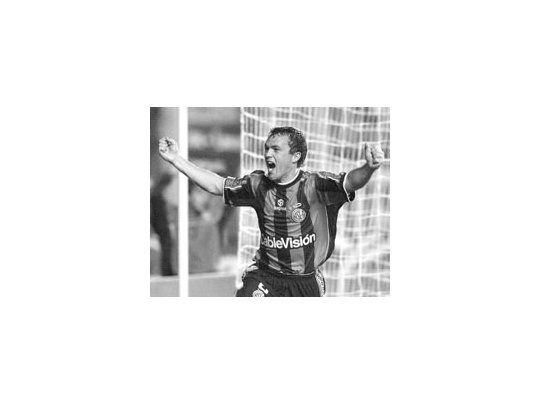 Bernardo Romeo festeja uno de sus goles.