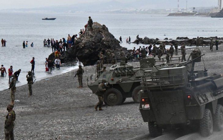 Tropas españolas patrullan las playas de Ceuta, limítrofe con Marruecos, por una histórica oleada migratoria.