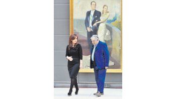 ámbito.com | Cristina de Kirchner y José Mujica paseaban por la Casa Rosada antes del almuerzo. Después, firmaron doce acuerdos bilaterales.