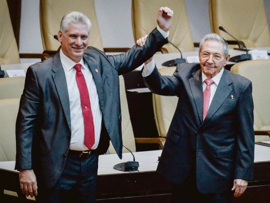 RELEVO. En 2018 Raúl Castro renunció a la Presidencia y asumió Miguel Díaz-Canel. Hasta ahora, el recambio generacional no se ha traducido en grandes reformas. 