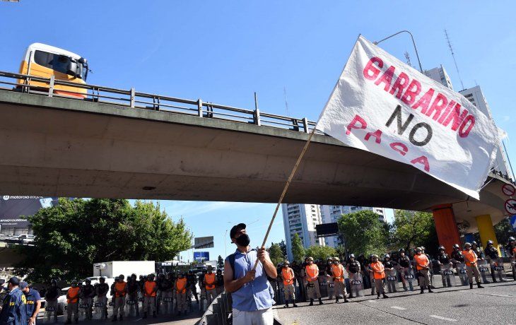Despedidos de Garbarino se reúnen con autoridades del Ministerio de Trabajo.