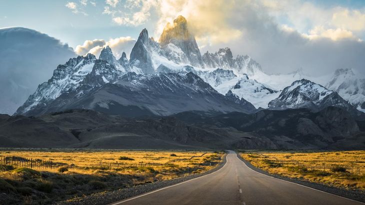 Due to its height (3,405 meters high) and its unmistakable silhouette, Mount Fitz Roy is clearly visible more than 100 kilometers from the route. Due to its height (3,405 meters high) and its unmistakable silhouette, Mount Fitz Roy is clearly visible more than 100 kilometers from the route.