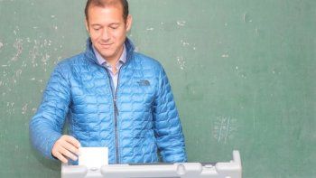 Gutiérrez tuvo que votar dos veces en la mesa 150  de la escuela 2 en el centro de la ciudad de Neuquén por un error que le  marcó la máquina cuando validó el voto.