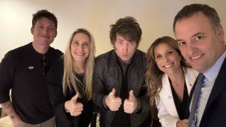 Caputo, Karina Milei, javier Milei y Adorni junto a su esposa celebraron la victoria.&nbsp;