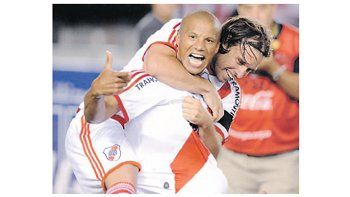 Carlos Sánchez lo grita con todo, mientras  Domínguez se le cuelga del cuello. River ganó y terminó el año segundo.