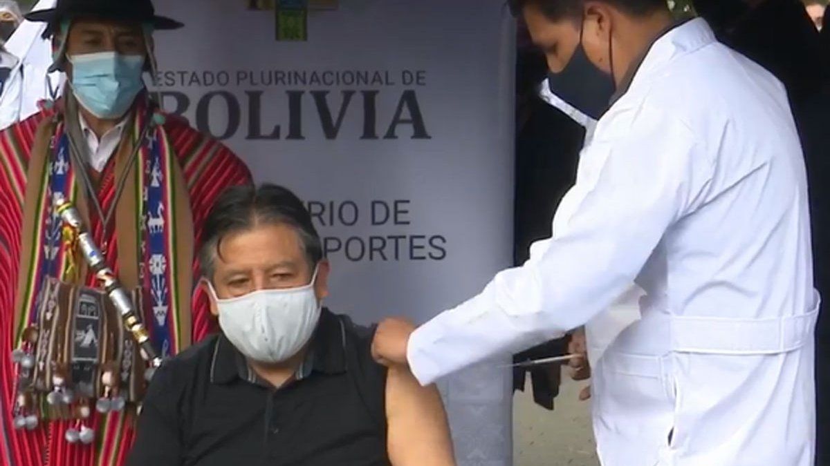 the vice receives the first anticovid dose after criticism