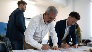 Mendoza profundiza su estrategia petrolera: y suma inversiones en áreas convencionales y exploratorias. Lucas Erio (derecha) firmó la aceptación de ofertas. Mendoza profundiza su estrategia petrolera: y suma inversiones en áreas convencionales y exploratorias. Lucas Erio (derecha) firmó la aceptación de ofertas.