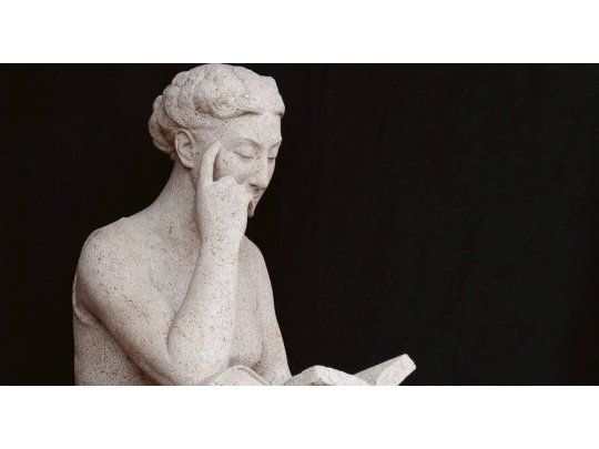Mujer con libro. Escultura de José Fioravanti donada al museo.