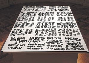 La instalación de Alberto Méndez puede llevarnos a lo hilarante, al desconcierto, a la intensidad de un pensamiento, a reconocer alguna frase célebre o a alguna banalidad que solemos expresar.