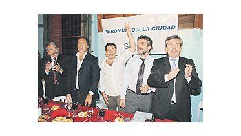 ámbito.com | Aníbal Fernández, Daniel Scioli, Víctor Santa María, Daniel Filmus y Alberto Fernández, el martes a la noche, cuando el jefe de Gabinete oficializó las candidaturas del ministro de Educación y del vicepresidente.