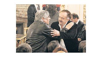 ámbito.com | Paz sindical en la Casa Rosada, ayer, entre el titular de la CGT, Hugo Moyano y el de laCTA, Hugo Yasky, para aplaudir la reestatización de Aerolíneas Argentinas.