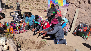 En las ceremonias por el Día de la Pachamama, también participaron caciques locales de la Puna, y representantes de empresas mineras y proveedores locales.