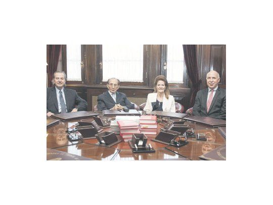 La última foto del pleno de la  Corte Suprema de Justicia. Ayer participó por última vez el juez Carlos Fayt, quien renunció al cargo con fecha 10 de diciembre. Fue fustigado por el Gobierno saliente por ser viejo.