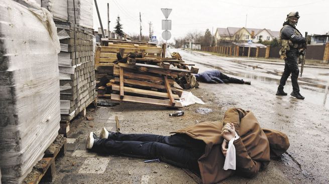 BARBARIE. Entre los muertos hay miembros de las fuerzas de autodefensas y civiles, de acuerdo con los soldados ucranianos, que avanzaban lento en la identificación de las víctimas debido a que temían que estuvieran cargados con bombas.