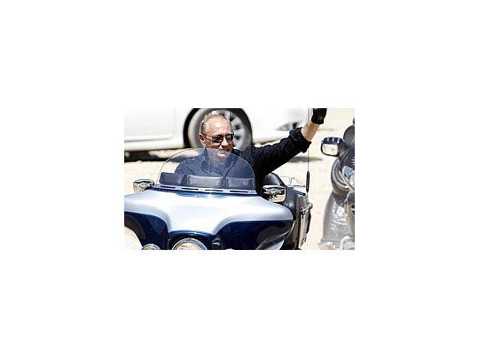 Putin arribó sobre una Harley de tres ruedas.