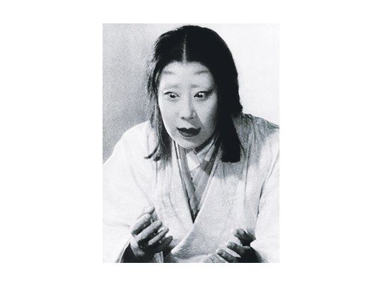 Isuzu Yamada, notable actriz que encarnó geishas rebeldes y mujeres dominantes (arriba en «Trono de sangre»), murió la semana pasada a los 95 años.