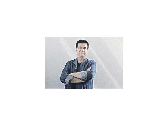 La dura condena a Jafar Panahi podría ser suspendida, pero para ello «debe prometer que cambiará el contenido de sus películas», afirmó el ministro de Cultura iraní, Mohammad Hosseini.