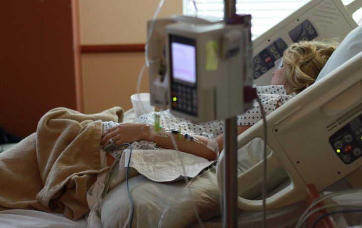 El Ministerio de Salud de la Nación informó este viernes 25 nuevas muertes por coronavirus, lo que eleva la cifra defallecidos a 3.466, con un porcentaje de letalidad de 1,9% sobre los casospositivos y una mortalidad de 76 personas por millón de habitantes. A la vezinformó que en la última semana, el promedio de casos diarios es 5.355.