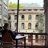 Interior del edificio con sectores aún sin intervenir, donde se observan galerías y patios que formarán parte del recorrido de Casa FOA 2026. Interior del edificio con sectores aún sin intervenir, donde se observan galerías y patios que formarán parte del recorrido de Casa FOA 2026.