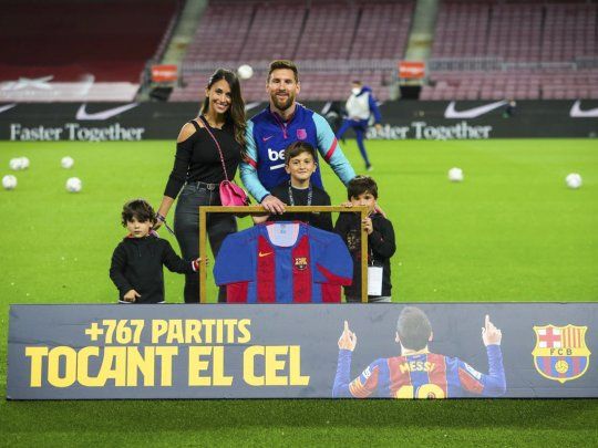 Lionel Messi en el Camp Nou junto a su familia, el día que se convirtió en el jugador con más partidos en Barcelona.&nbsp;