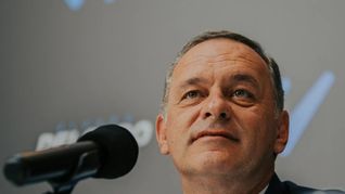 El precandidato presidencial Álvaro Delgado cuestionó al Frente Amplio por sus posturas sobre Pluna y Venezuela.