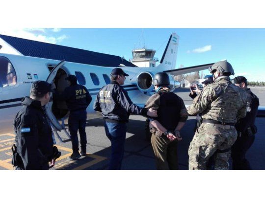 Personal policial junto al líder mapuche minutos antes de subir a un avión.