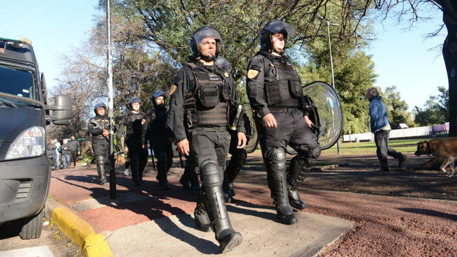 La Policía de la Ciudad durante el operativo de desalojo de los manteros.