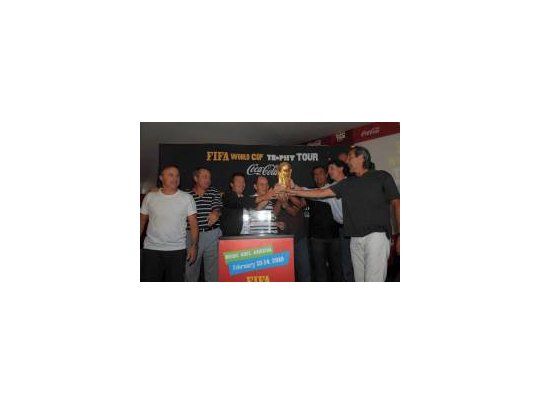Varios integrantes de los planteles de los campeones del 78 y 86 estuvieron presentes y besaron la Copa.