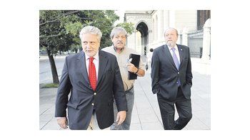 ámbito.com | Mario Llambías, de Confederaciones Rurales; Eduardo Buzzi, de Federación Agraria, y Hugo Biolcati, de Sociedad Rural, a punto de ingresar al Ministerio de Agricultura para reunirse con el Gobierno.
